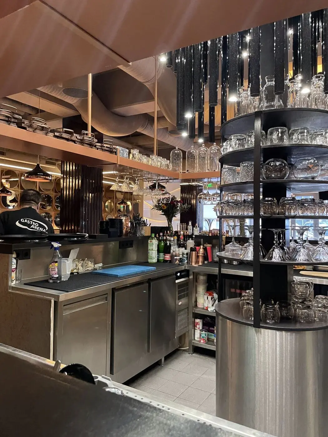 Bar mit Edelstahl-Kühlunterbau