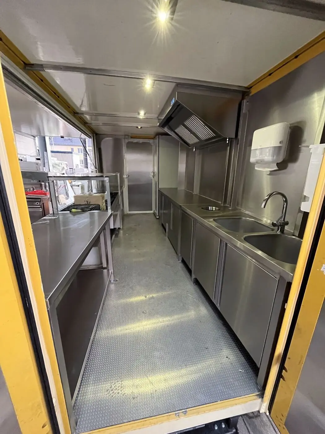 Foodtruck-Innenausbau aus Edelstahl