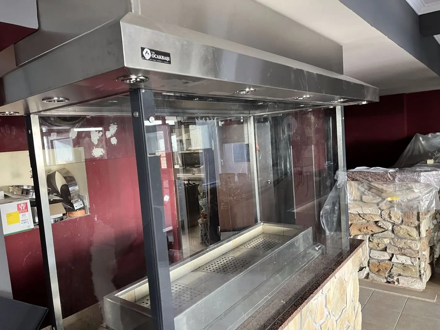 Grillstation mit Edelstahlhaube und Glasfront