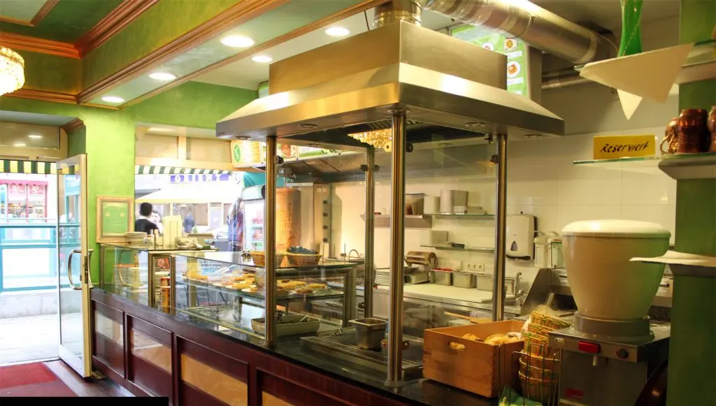 The Ocakbaşı mit Haube im Gastraum eines Restaurants