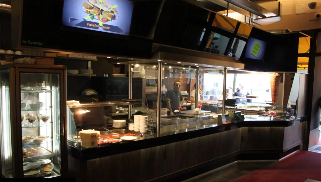 Ocakbaşı-Grillstation mit Theke und Beleuchtung