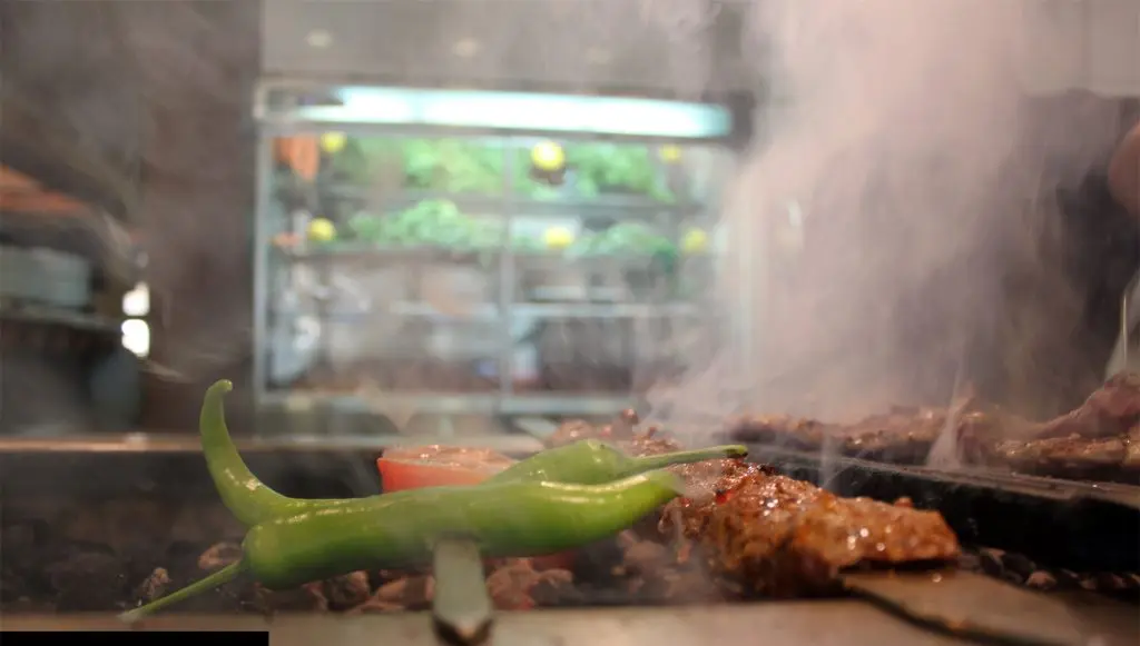 Fleischspieße und Paprika auf dem Holzkohlegrill